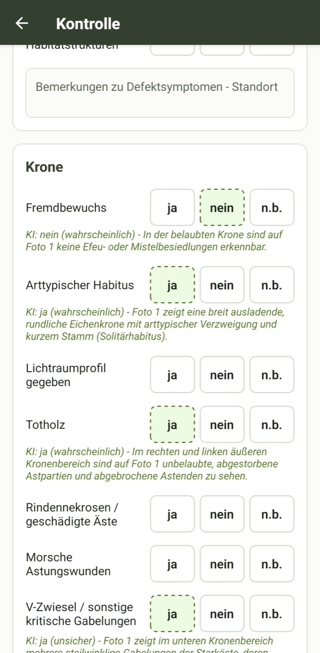 Kontrollformular in Baumakte: Merkmale der Krone mit gestrichelten KI-Vorschlägen und kurzer Begründung